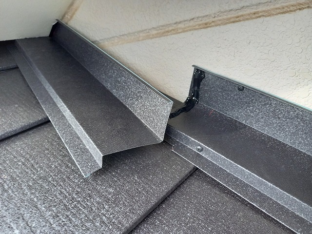 雨押え板金の設置